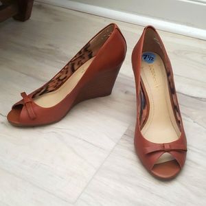 BCBG wedges 7.5